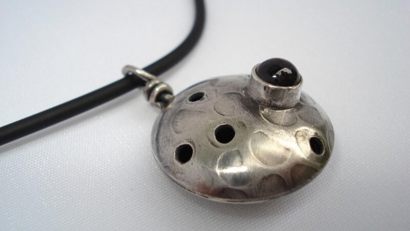 Pendant bead with garnet