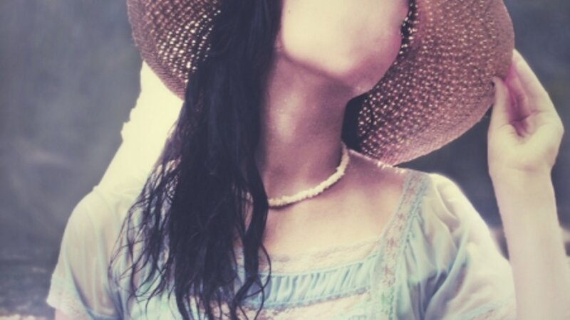 The Facelessness of Glamour