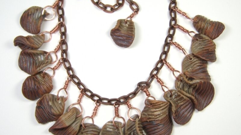 BH1134 Ridgy Clay Chip Necklace