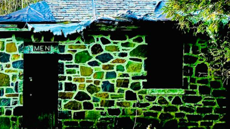 Restroom with apples in Leaking Park 