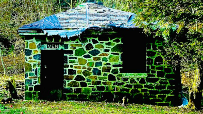 Restroom with apples in Leaking Park 
