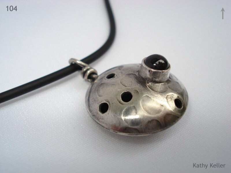 Pendant bead with garnet