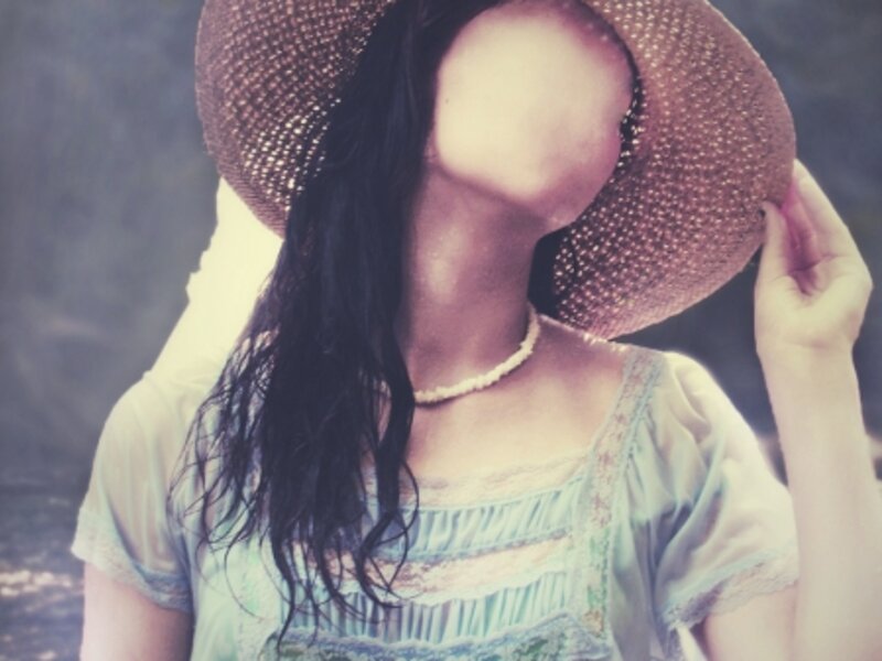 The Facelessness of Glamour