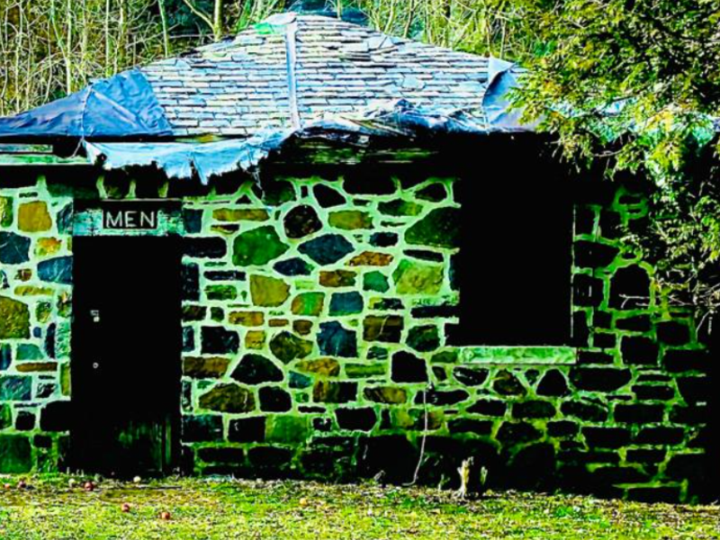 Restroom with apples in Leaking Park 