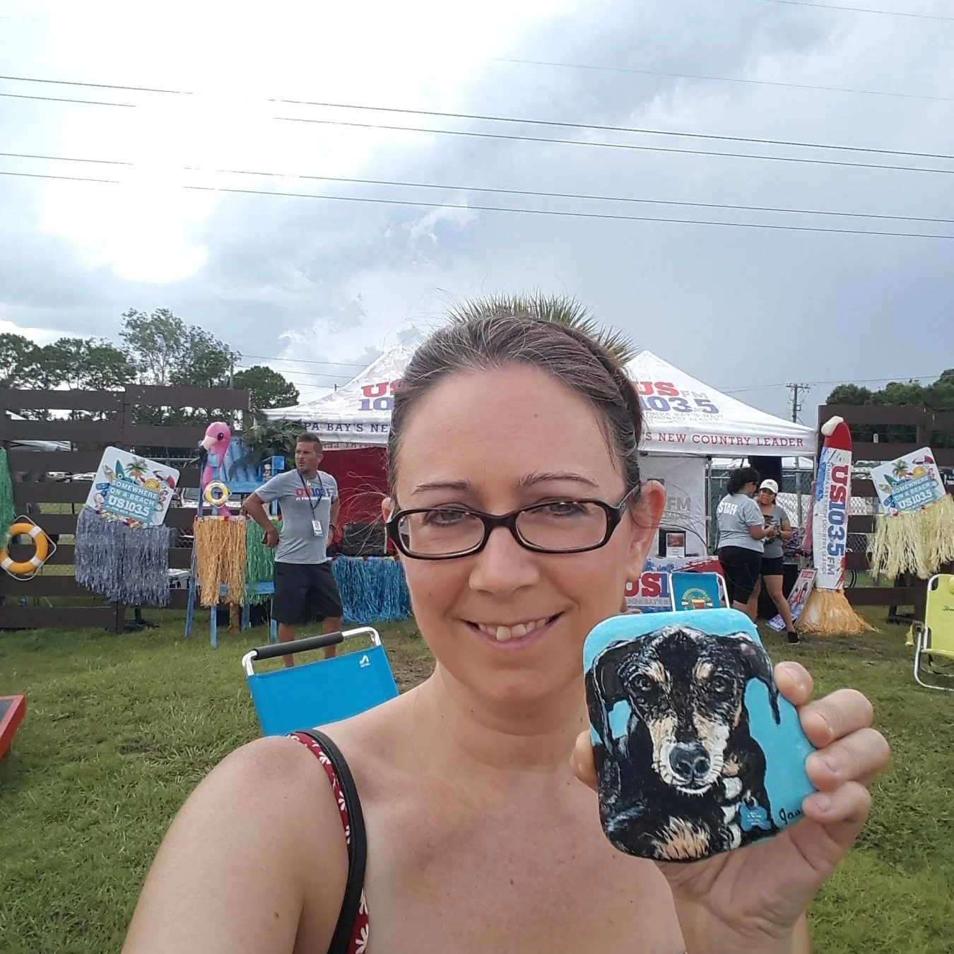 Jennifer Putnam holds a dog portrait painted for Dierks Bentley, her favorite musician.